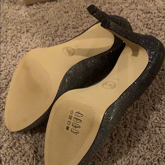Authentic Michael Kors heels - Picture 2 of 4